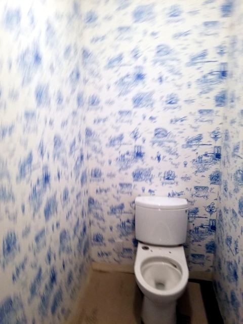Blue toile bath: Corner detail