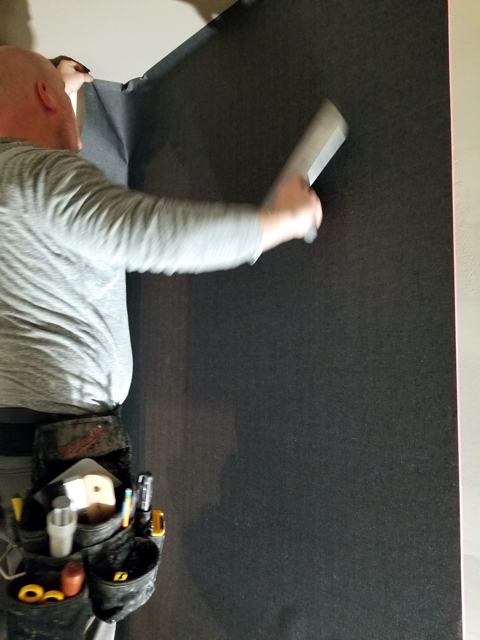 Hanging charcoal wallcovering: Smoothing the sheet