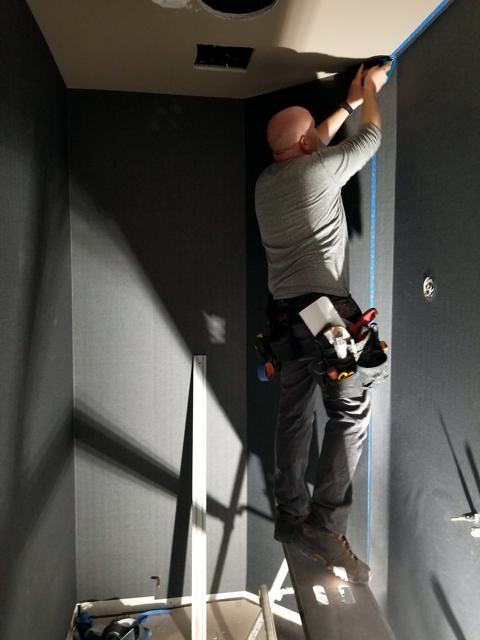Hanging charcoal wallcovering: Trimming the ceiling line