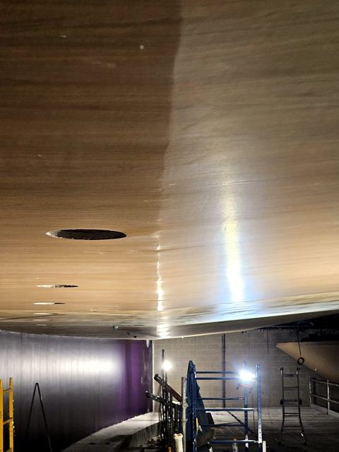 Curved cinema ceiling: Wood-look paper on a sweeping curve