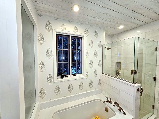 Block-print bath: Block-print walls under a plank ceiling
